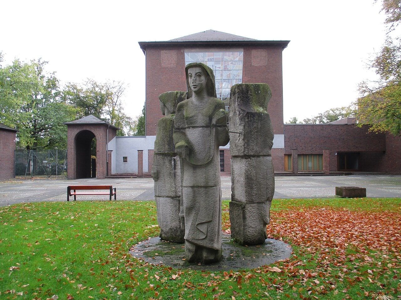 Die Lebensalter vor der Trauerhalle auf Waldfriedhof Duisburg