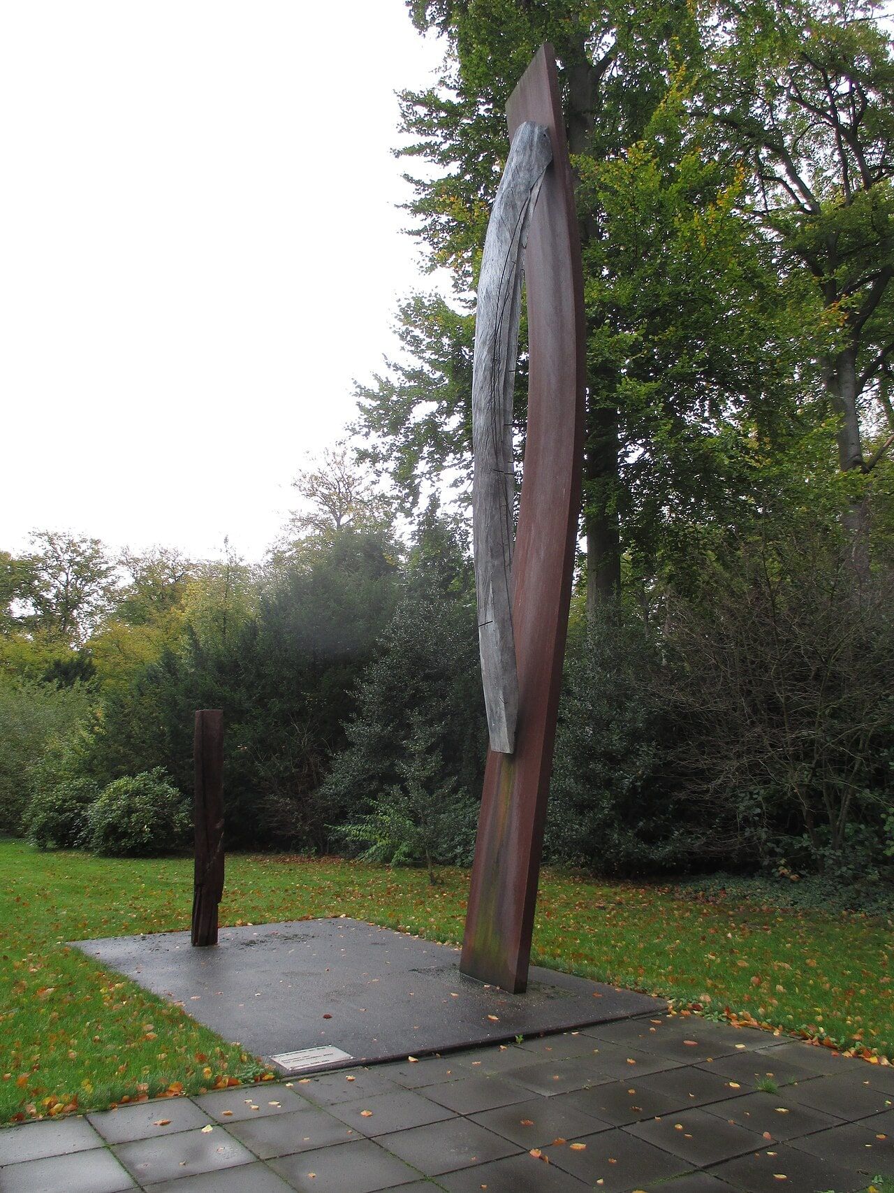 Skulptur von Erwin Wortelkamp auf Waldfriedhof Duisburg